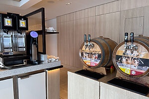 「エムスガーデン」の樽ワインと生ビールサーバー、ハイボールサーバーも。他にも日本酒なども提供。飲み過ぎ注意