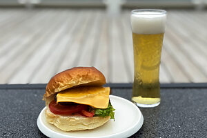小腹が空いたら「エムスガーデン」でハンバーガーを。「飛鳥クルーズ」リピーターに大人気のメニューです