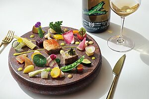 まるで「野菜畑」のようなひと皿はメインダイニング「OTTO SETTE」のシグネチャー。夏は瑞々しい桃とズッキーニやトマトなど、夏野菜をふんだんに使ったコースが提供される