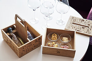 「VINO BOX」（2,800円）には白の「甲州」と赤の「マスカット・ベーリーA」の2種のワインとおつまみ