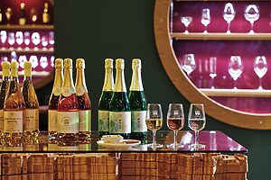 24時間テレワークや休憩ができるスペースの「2nd Room」は19〜22時まで「山梨あわラウンジ」としてスパークリングワインを提供（無料）