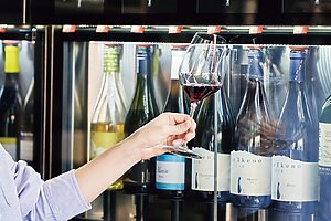 「八ヶ岳ワインハウス」では試飲しながらお気に入りの1本を見つけて（有料）。〈ドメーヌ ミエ・イケノ〉も試飲できる