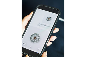 「このブローチの金彩の部分をシルバーにしてみて」と指示を出してイメージ画像を出力。納得がいくまで試したうえで、サンプルを作製する