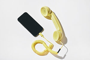 〈POP PHONE ／Native Union〉USB-Cで接続すれば通話ができるレトロな受話器。インテリアのアクセントにも