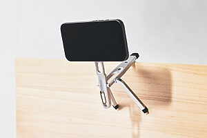 〈MAGKEEP カラビナ付きスマホ三脚／ELECOM〉軽量で、折りたたむとコンパクトになるスマホ用三脚。手すりやドアにひっかけて使えるので、集合写真や動画撮影時におすすめ