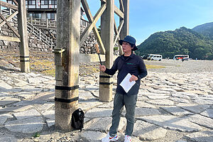 平成の架け替え（2001年秋から2004年早春）に、当時27歳で最年少の大工として携わった沖川公彦さん。錦帯橋の構造や修繕について、橋の下を歩きながら解説してくれた