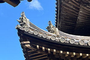 大雄宝殿の屋根を飾る鬼瓦。奥の鬼瓦は元禄時代から残るもので、NHK大河ドラマ『太閤記』のタイトルバックにも登場した