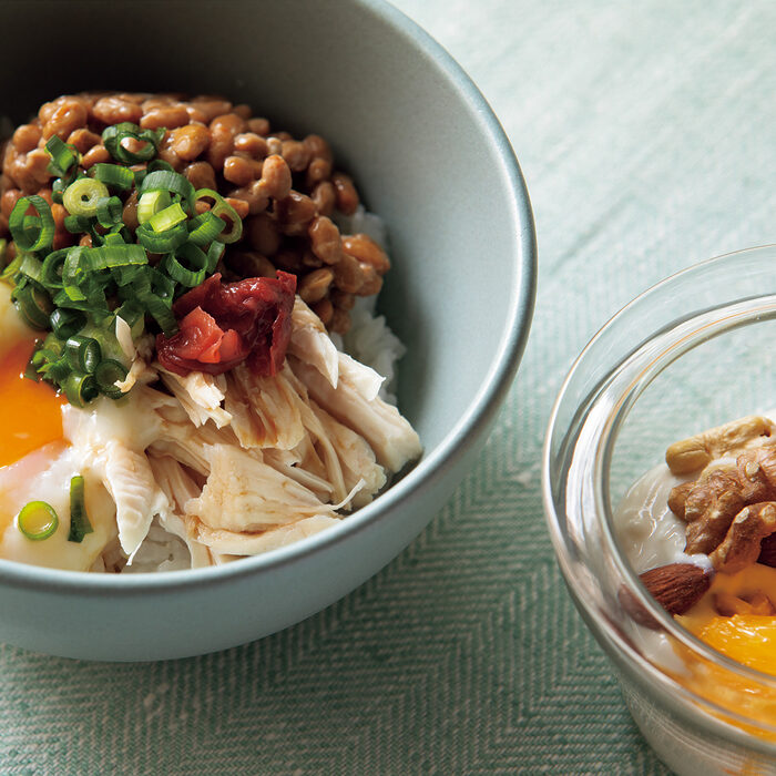 【朝ごはん】高野豆腐の卵とじ丼／温玉とささ身の梅納豆丼──朝に必須の卵と大豆製品の簡単＆おいしい食べ方