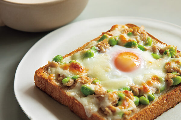 夏の朝ごはんにピッタリなお手軽レシピ――「木綿豆腐とえびの卵炒め」と「落とし卵と枝豆のオープンサンド」