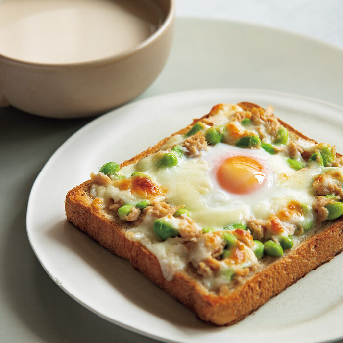 夏の朝ごはんにピッタリなお手軽レシピ――「木綿豆腐とえびの卵炒め」と「落とし卵と枝豆のオープンサンド」