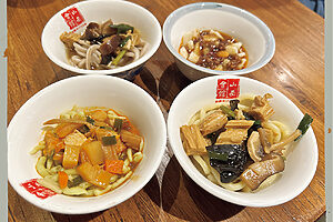 山西は麺天国。四碗それぞれ、原料も製法も味付けも異なる。数日では食べ尽くせない多彩さ
