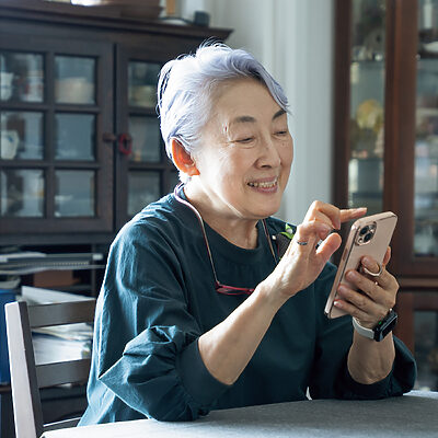 シニア世代の先輩女子のアクティブなスマホライフを拝見