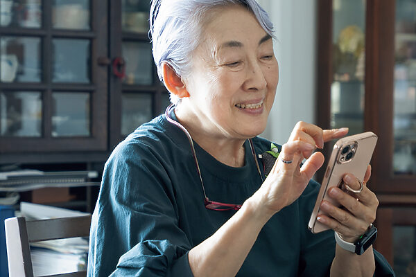 シニア世代の先輩女子のアクティブなスマホライフを拝見