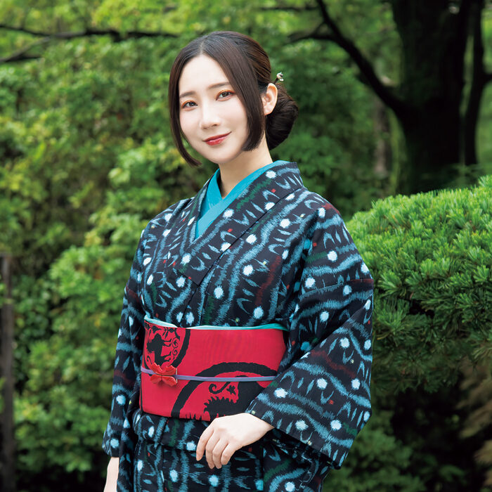 俳優、タレント・ファーストサマーウイカさんの着物の時間──単衣の絣は祖母のお下がり。背伸びしない着姿を目指しました