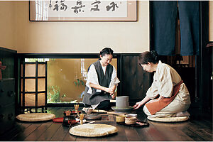 女将の手ほどきで、お茶の葉を専用の石臼で挽いていただく、抹茶挽き体験（要予約800円）。「昔は各家庭でお茶の木を植えていて、こうやってお茶を飲んでいたんですよ」と佐智子さん