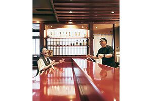 話が弾む池端さんと常盤さん。池端さんも震災で店が全壊。割烹料理店だった場所を引き継ぎ『芽吹』をオープンさせた