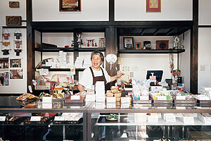 明るい笑顔で迎えてくれる、杉平啓子さん。菓子作りは夫の淳一さんが担当