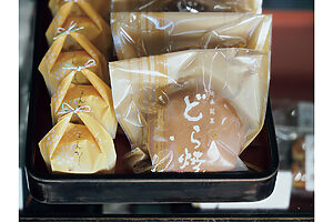 上品なあんをふっくら生地で包む「どら焼き」240円（右）。食感が新鮮な饅頭「金柑」200円（左）