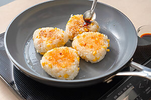 （4）フライパンにごま油を熱し、おにぎりを並べて両面をこんがり焼く。しょうゆを両面に薄く少量ずつ塗り、香ばしく焼き上げる