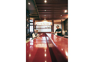 常盤さんが“輪島のキーマン”として信頼を寄せる、池端隼也さん（右）の飲食店『mebuki ―芽吹―』。震災前、輪島で愛されていた店の料理人が集い、復興の道標ともなっている