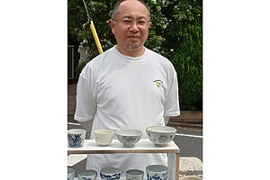 店主の田中孝樹さん。室内催事に出店する際はコレクターに対応した商品構成で、また違った陶磁器に出会えそうだ