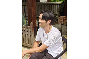 店主の佐野さん。「自分の目でいいなと感じたものを、骨董だけでなく現代作家さんの作品も扱っています」