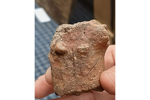 取材時はたまたま縄文時代の土偶の胸の部分を出品。どんなお顔をしていたのか、残欠に惹かれる馬越さんが想像をかき立てられるのもわかる