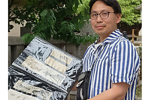 店主の児玉さん。下落合氷川蚤の市の広報担当。COTTOU.JPというサイトを運営していて、動物の護符、ガラス骨董商のコレクションの冊子を発行。骨董市の店頭でも販売している