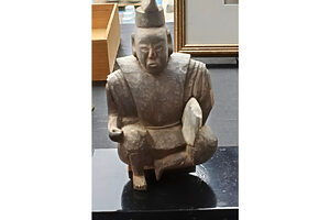 木彫の恵比寿さま。鯛は抱えているが、竿は無くなってしまったよう。顔立ちから江戸時代以前のよう。5万円