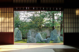 書院前の枯山水庭園は修行の末に理想郷に到達するという古代中国思想「蓬莱神仙（ほうらいしんせん）」 を表している