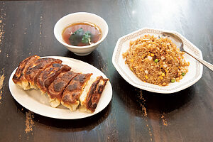 今井さん注文の焼飯950円と焼き餃子。チャーハンは「チャー具合」にこだわる今井さんも納得の味