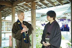 信樂さんが語る寺の歴史について耳を傾ける鏡さん