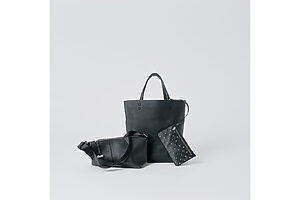 トートバッグ「DRIFT TOTE」［ナチュラルグレインレザー：H36×W31×D13cm］20万9000円、トートバッグに付けたミニバッグ［スムースカーフレザー×スタッズ：H11×W19cm］6万4900円、ショルダーバッグ「SLIDE TWIST」［ナチュラルグレインレザー：H13×W25.5×D12cm］16万5000円（以上J&M デヴィッドソン／J&M デヴィッドソン カスタマーセンター TEL：03-6809-2422）