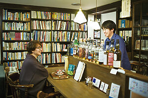 店主の西條さん（右）と。古書の売買はもちろん、珈琲やお酒も楽しめる