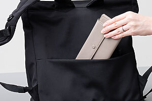 背中に接する面に、長財布もすっぽり収まる大きめの隠しポケットを配置