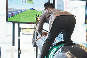 競走馬に乗る嶺本さん。お尻を浮かせるモンキースタイルは、 日頃から鍛えた体幹の賜物だ