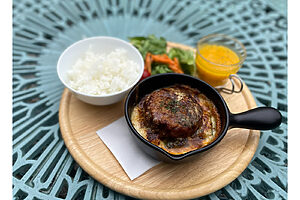 ROKKO森の音ミュージアム内・森のcafēでいただける限定メニュー 「神戸牛入りハンバーグのとろけるチーズグラタン（ライス・サラダ・かぼちゃスープ付）」2,000円