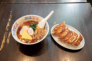 あきやまさんが食べたのは薄焼き卵の中華そば800円と焼き餃子（6個）720円。「丼のデザインも可愛いです」
