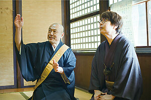 佐藤さんの説明に聞き入る鏡さん。取材はかつての商店街の様子などの雑談にも、話に花が咲いた