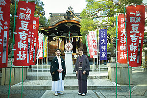 本殿前に立つ鏡さんと宮司の生嶌さん
