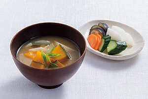 夏野菜のかぼちゃで温かい味噌汁を。味噌や漬物など、日本伝統の発酵食品で腸内フローラを活性化！