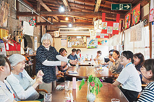 認知症カフェ『オレンジサロン 石蔵カフェ』でのひととき。症状だけを見ずにその人の個性と向き合い、尊重することを大事にしている
