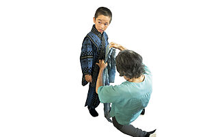 デイサービス「おたがいさん」で、利用者による子どもの浴衣の仕立て直しが行われていた