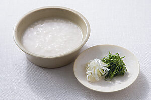 お粥は弱った腸の強い味方。細く刻んだ薬味の大葉は夏の野菜。ねぎは消化を助けてくれる