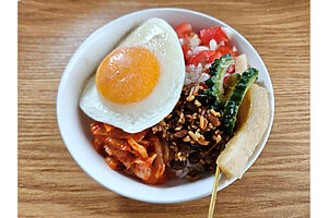 「のっけ丼」にするとこうなる。発酵食品は意識して摂る。納豆の麴漬け、キムチ、トマトサラダも麹が入っている