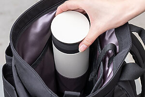 500mlペットボトルやタンブラーが収納できる便利なドリンクホルダー付き。中で倒れがちなボトルも立てたまま持ち運べる