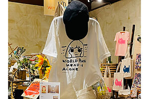奈良美智のオリジナルTシャツ《untitled》4,400円　白、黒、グレーの3色展開