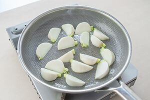 （2）フライパンにオリーブオイルを中火で熱し、かぶを並べる。両面に焼き色がつくまで焼き、ふたをして弱火で3〜4分蒸し焼きにする