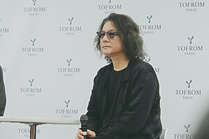 「八重洲は東京駅や新幹線の印象が強いが、改めて街を歩くと、ビルの間にさまざまな文化が残っていることに気づいた」と語る岩井俊二さん