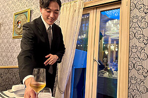 「オーベルジュ フレンチの森」支配人で、シェフ・ソムリエの渡邉拳介さん。ミシュラン三つ星のフレンチ「レフェルヴェソンス」でソムリエをしていた経歴を持つ